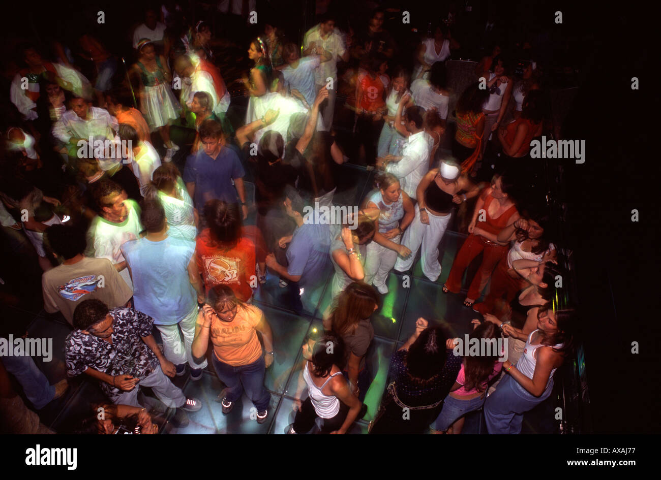 Les jeunes danser dans une discothèque animée Banque D'Images