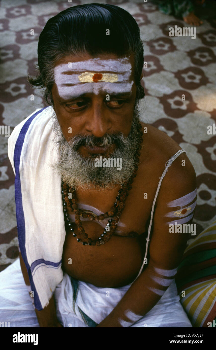 Un adorateur hindou avec le marquage Tilaka sur son front dedans Tamil Nadu état Inde Banque D'Images