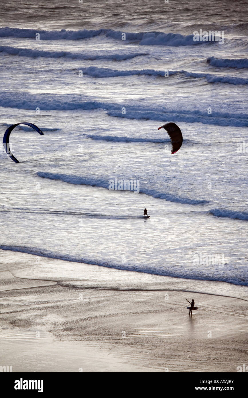 Kite surfeurs à Watergate Bay près de Newquay, Cornwall coast surf Sports nautiques plage lignes vagues debout Banque D'Images