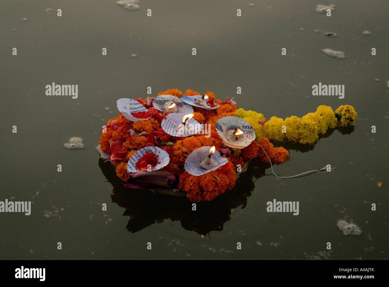 L'aube, un bouquet de fleur bougies flottant sur le fleuve saint Ganges Varanasi Inde Banque D'Images
