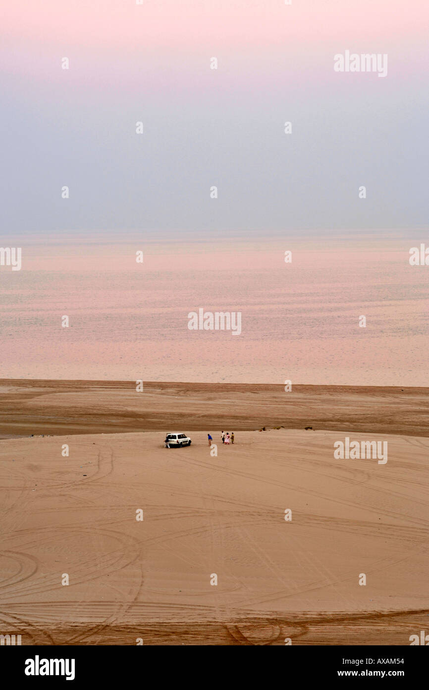 Les visiteurs et leurs 4X4 à la mer intérieure (Khor Al Adaid) dans le sud de l'Qatar. Banque D'Images