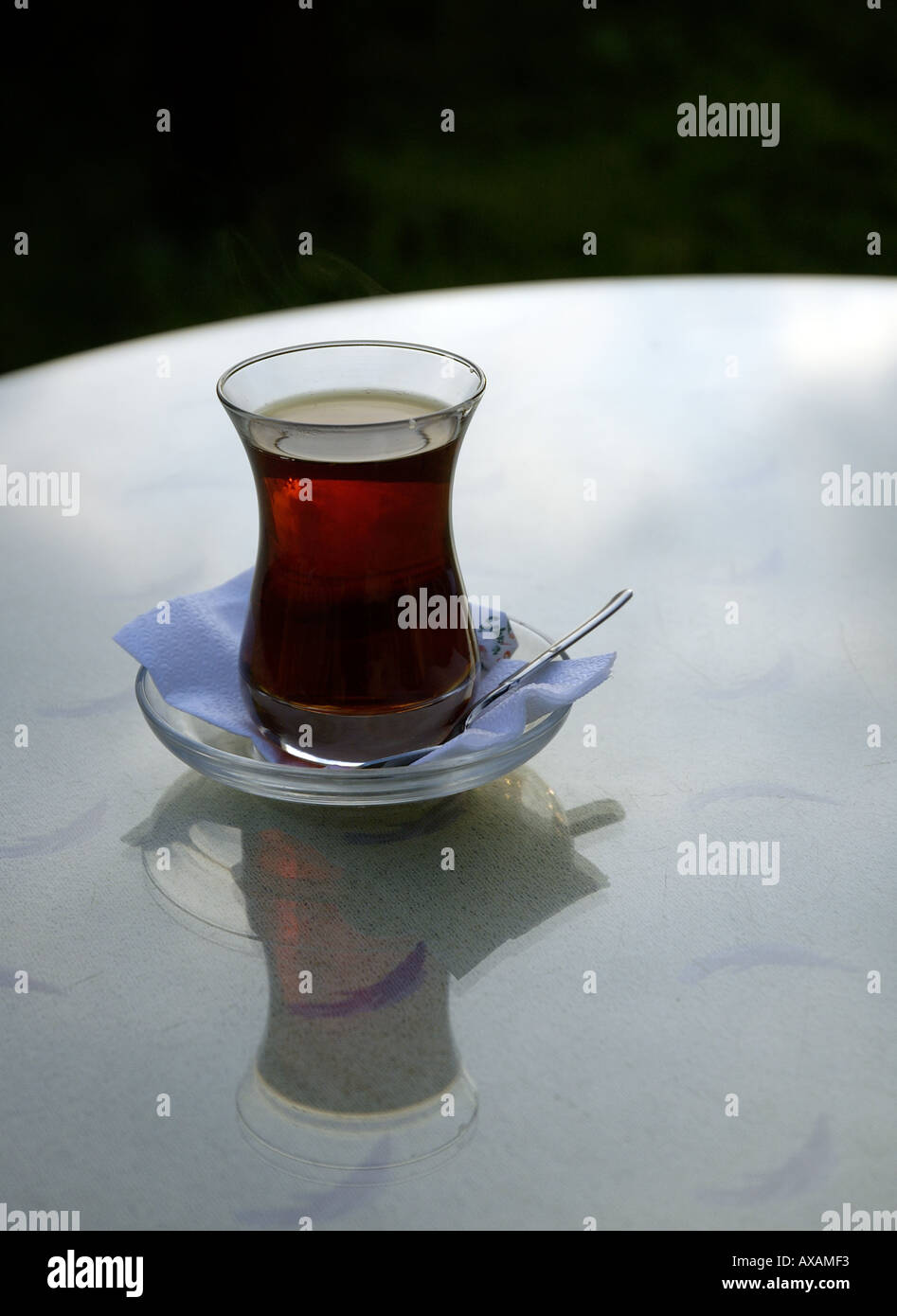 NMB74376 thé turc dans le verre de la plaque sur la table à Istanbul Turquie Banque D'Images
