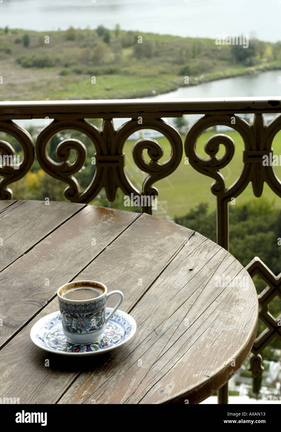 NMB74383 café chaud dans la tasse en céramique sur woodden table à côté d'iron grill dans Le Café Pierre Loti corne d'View Istanbul Turquie Banque D'Images