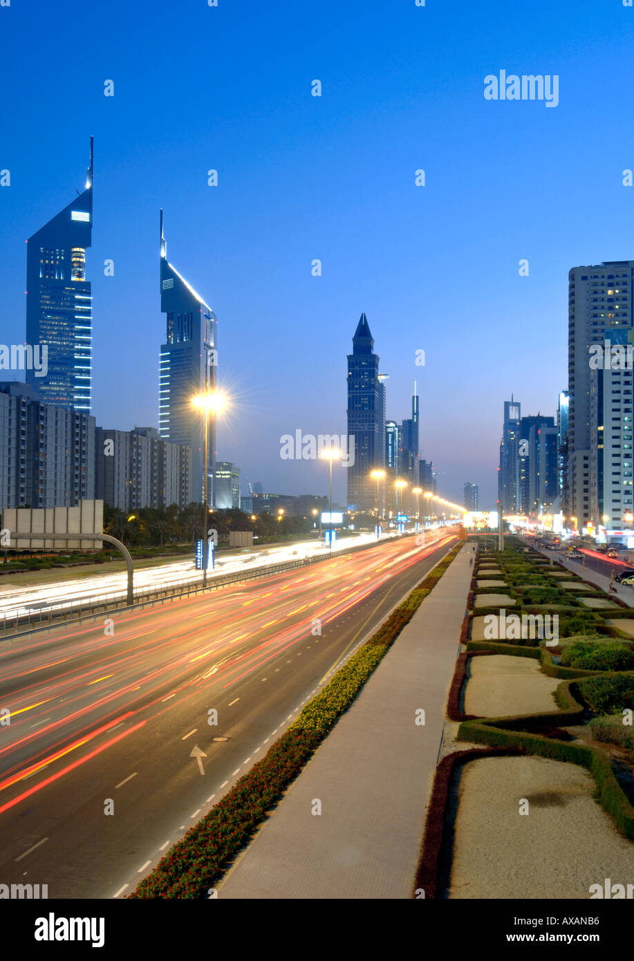 Un crépuscule voir la circulation pédestre et les bâtiments le long de Cheikh Khalifa Bin Zayed Road, à Dubai. Banque D'Images