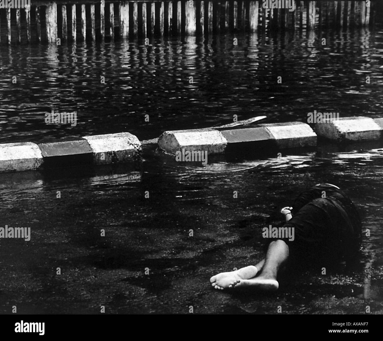 NMB74434 mousson pluie femme sans-abri on street Banque D'Images