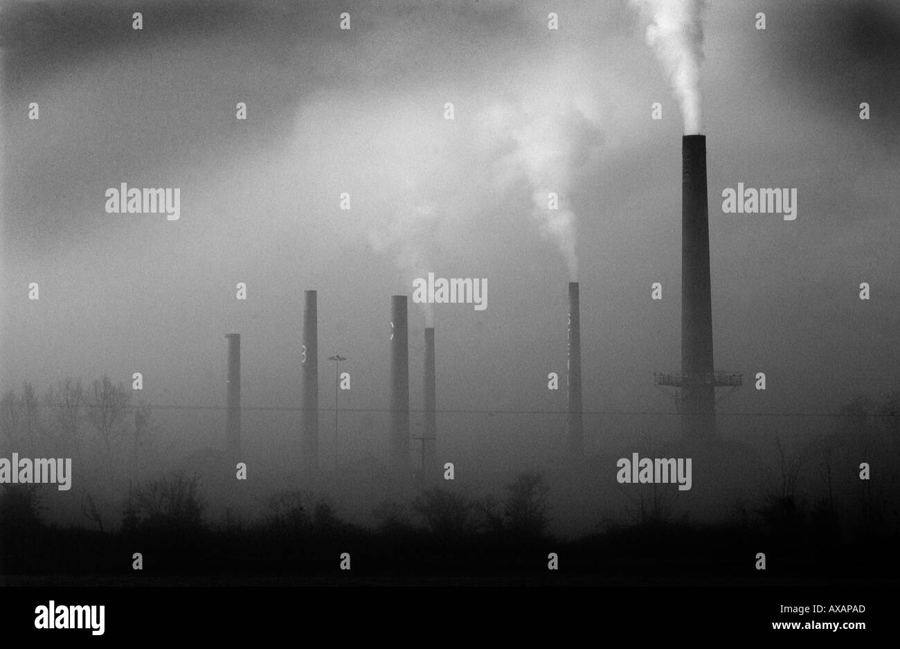 Stewartby bedford cheminées la pollution à une briqueterie sur un matin glacial de donner des fumées, zéro empreinte carbone Banque D'Images
