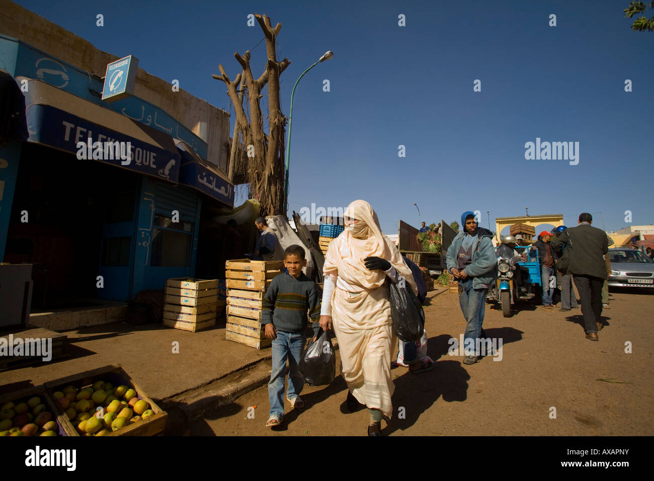 Marché d'Agadir, Maroc, Afrique de l'Ouest. Femme costume traditionnel Banque D'Images