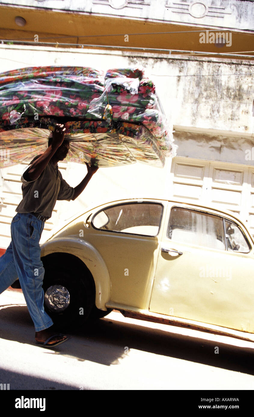 Man carrying matelas, les gens sur la rue Banque D'Images