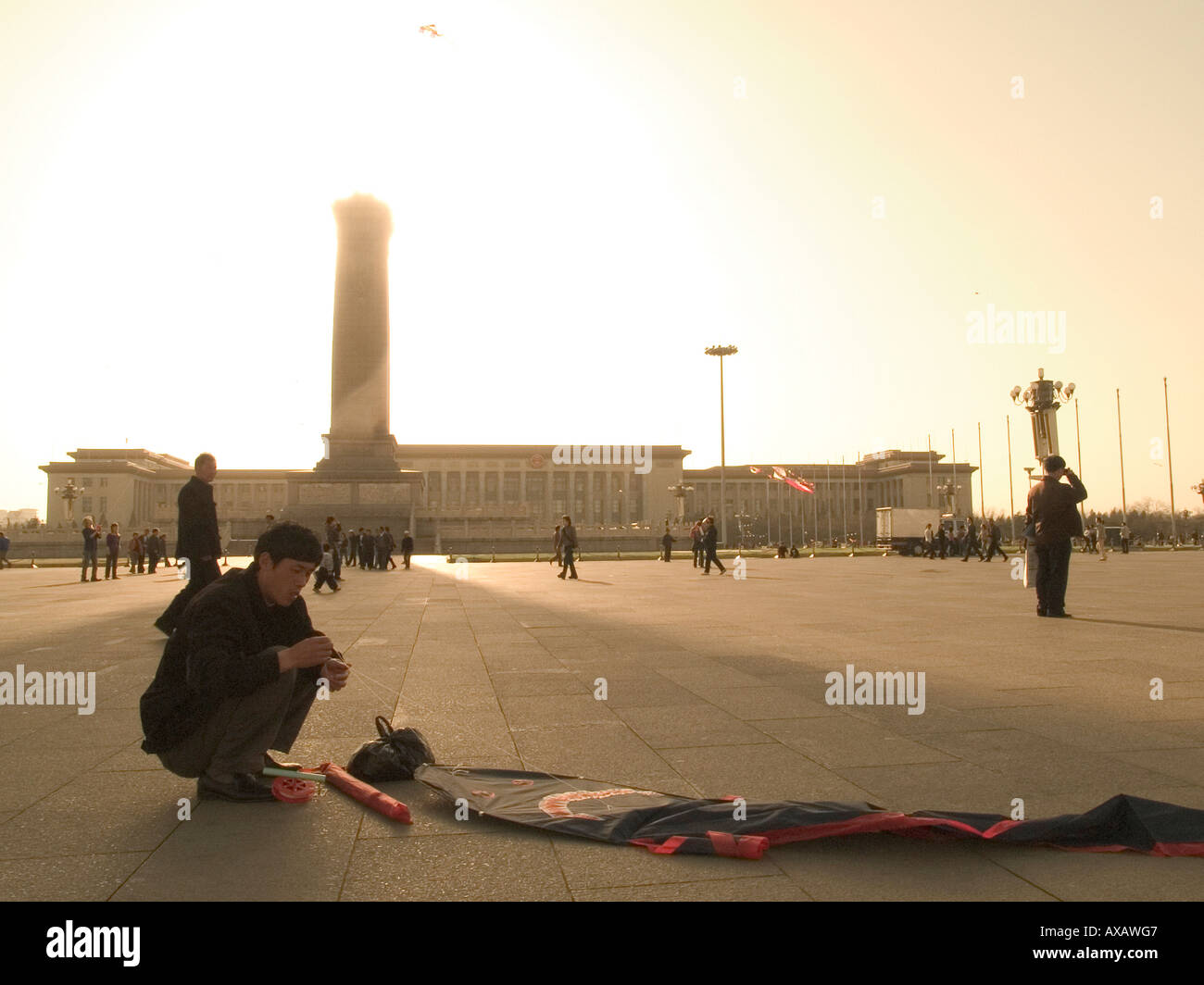 Homme avec kite se recroquevillant sur la Place Tiananmen, Pékin, Chine, Asie Banque D'Images