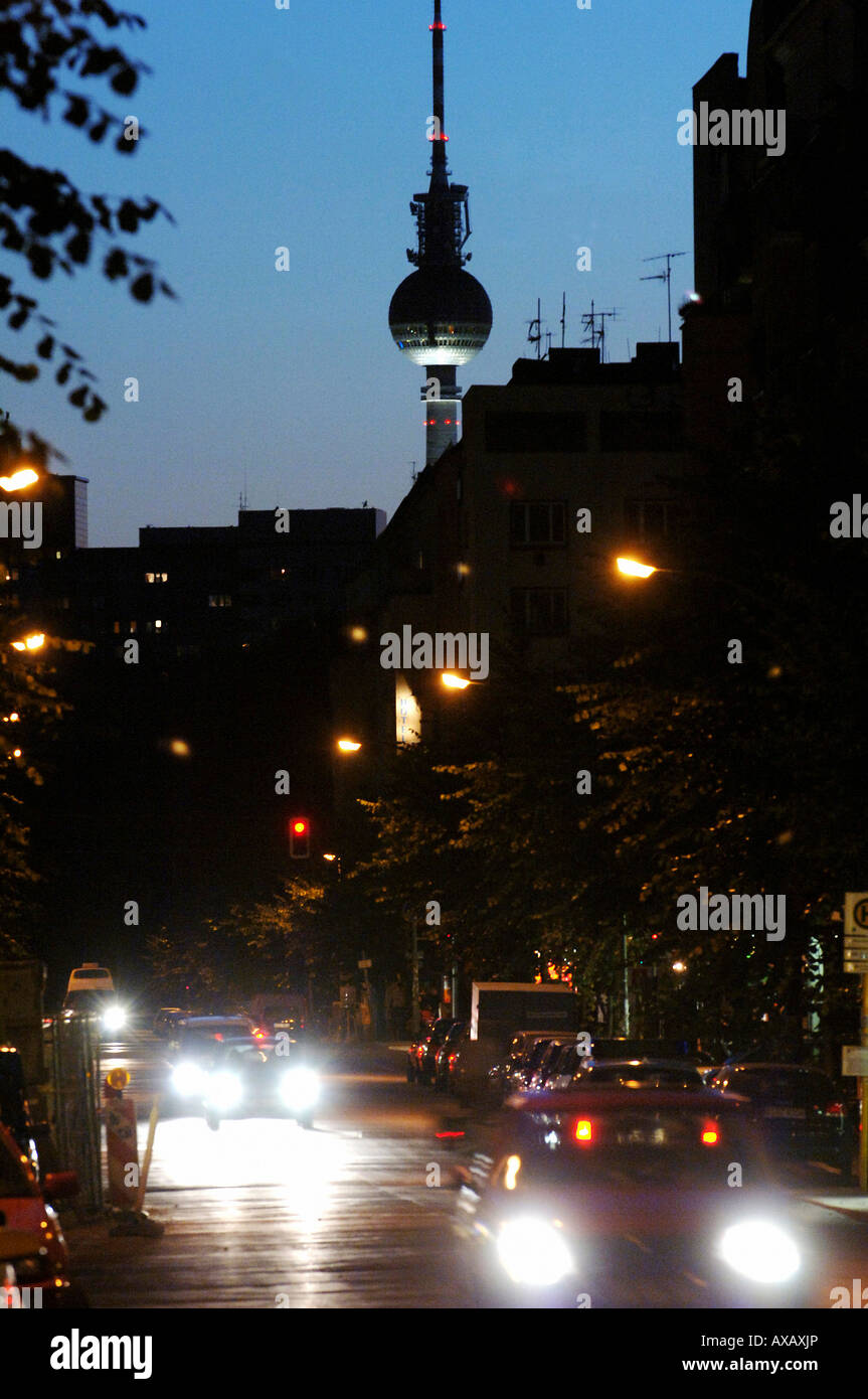 La tour de télévision vu de Boxhagener street at night, Berlin, Allemagne Banque D'Images