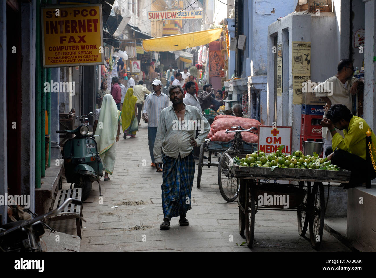 Vente de fruits et légumes à partir d'un chariot dans les rues étroites de la vieille ville de Varanasi Inde Banque D'Images