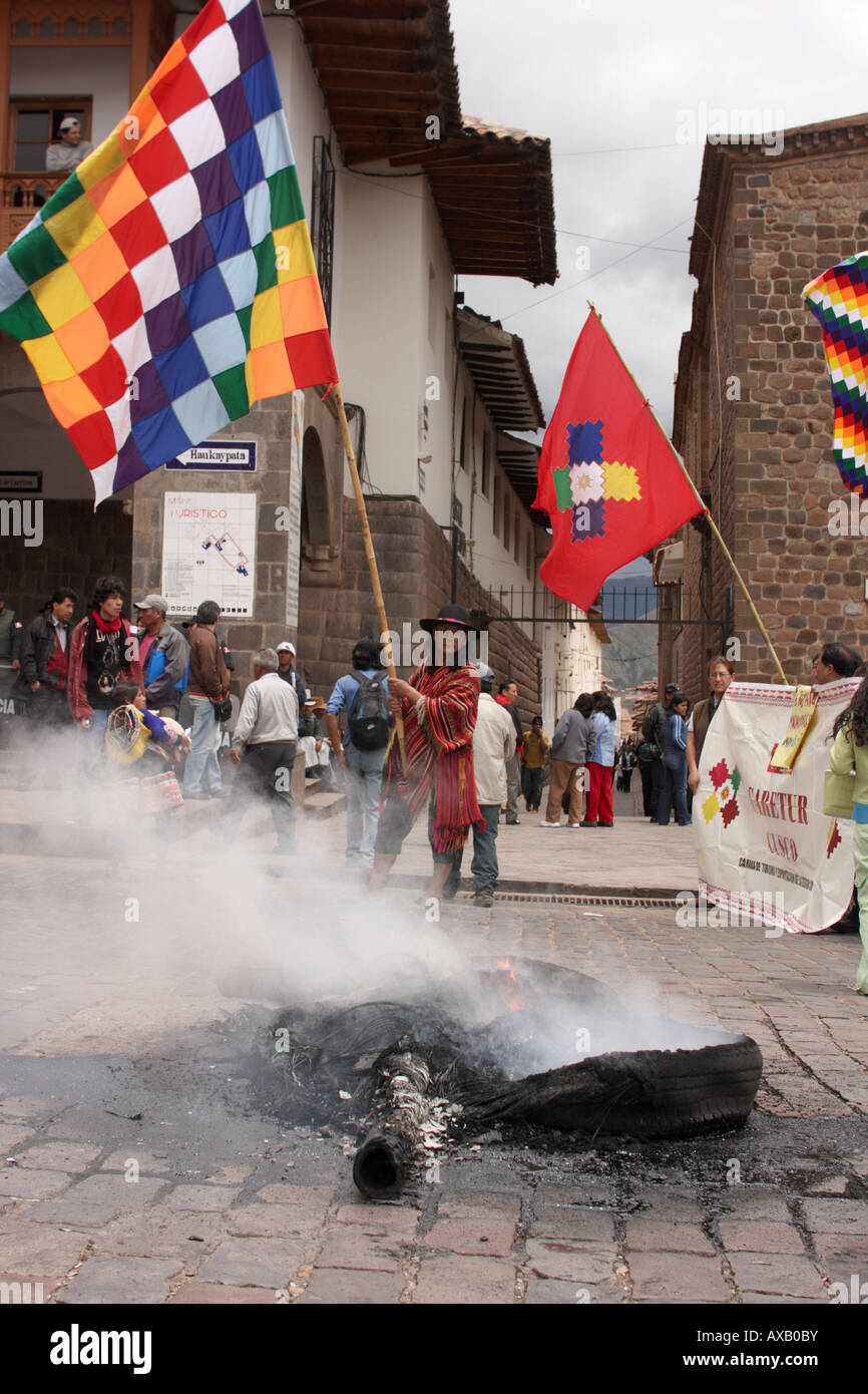 Un homme Quechua proteste contre la privatisation des terres publiques dans la Vallée Sacrée près de Maccu Piccu, Cuzco, Pérou. Banque D'Images