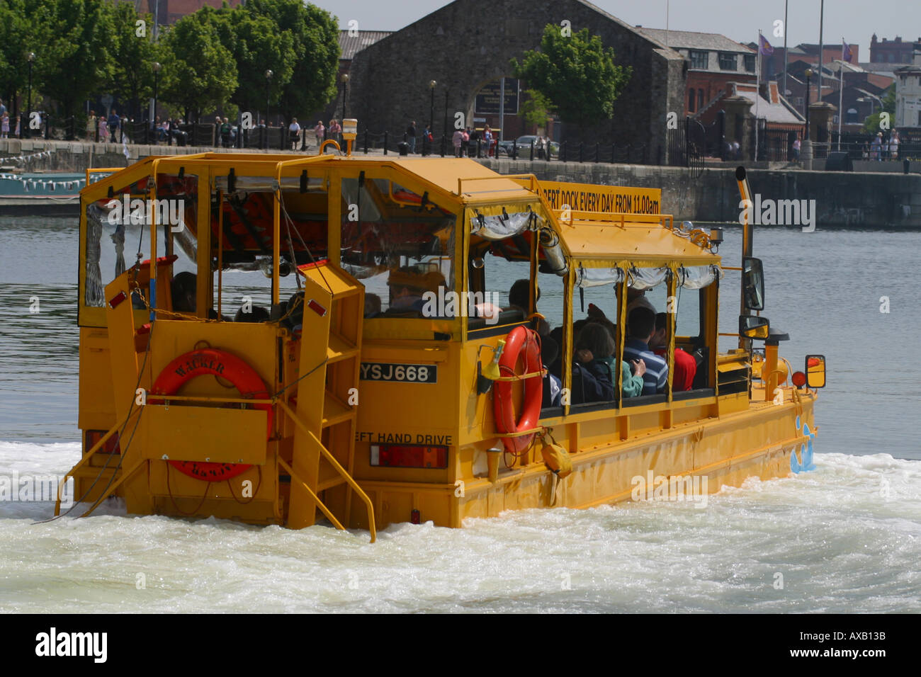 Le bus touristique amphibie Wacker Quacker entre dans l'eau par l'Albert Docks Banque D'Images