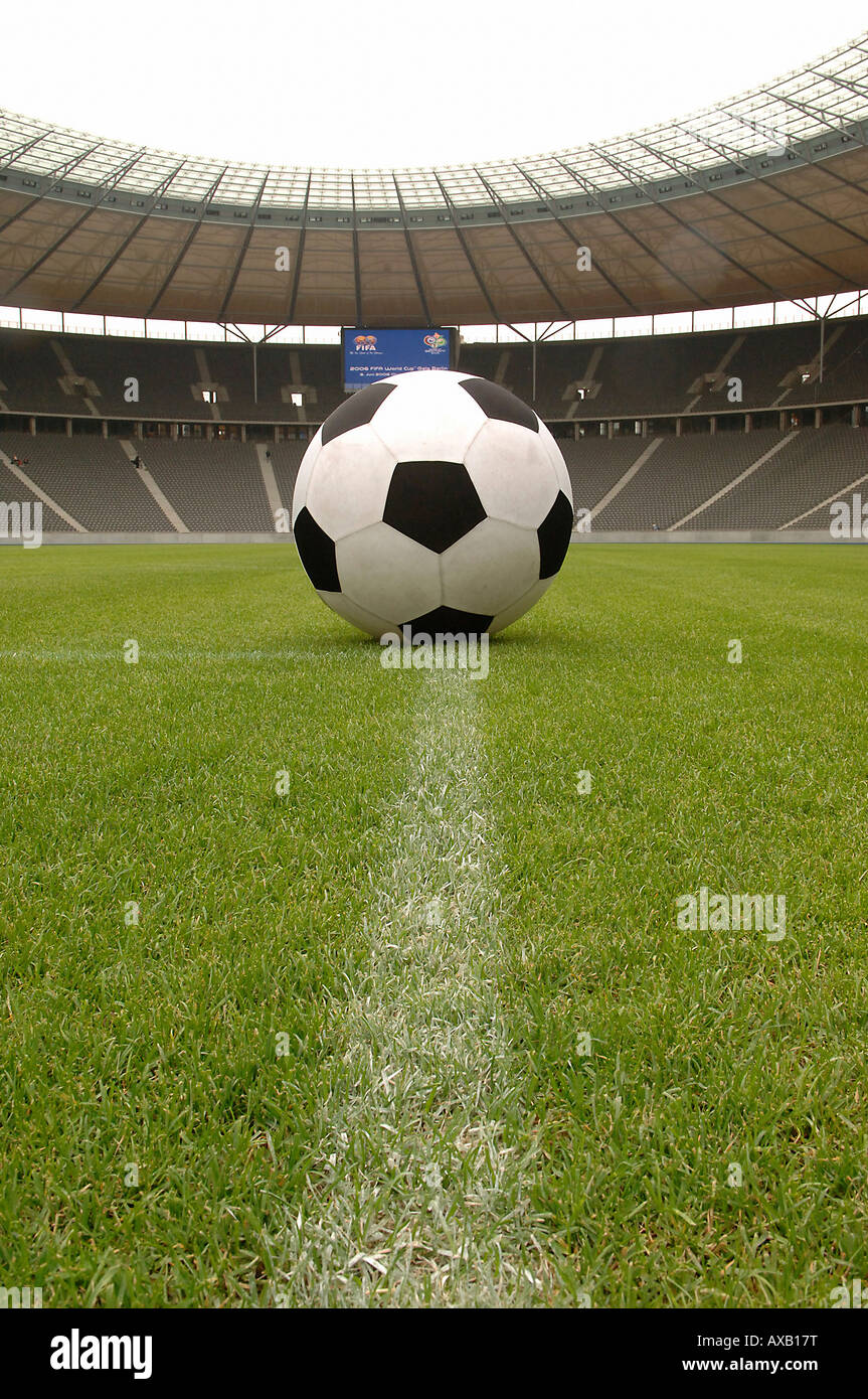Un ballon de foot dans un stade de football Banque D'Images Un ballon de foot dans un stade de football Banque D'Images