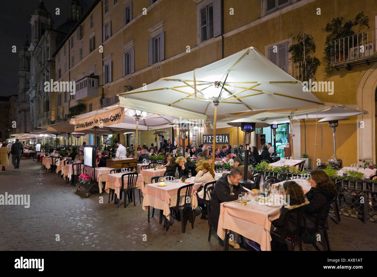 Restaurant trottoir dans la nuit, la Piazza Navona, le centre historique, Rome, Italie Banque D'Images