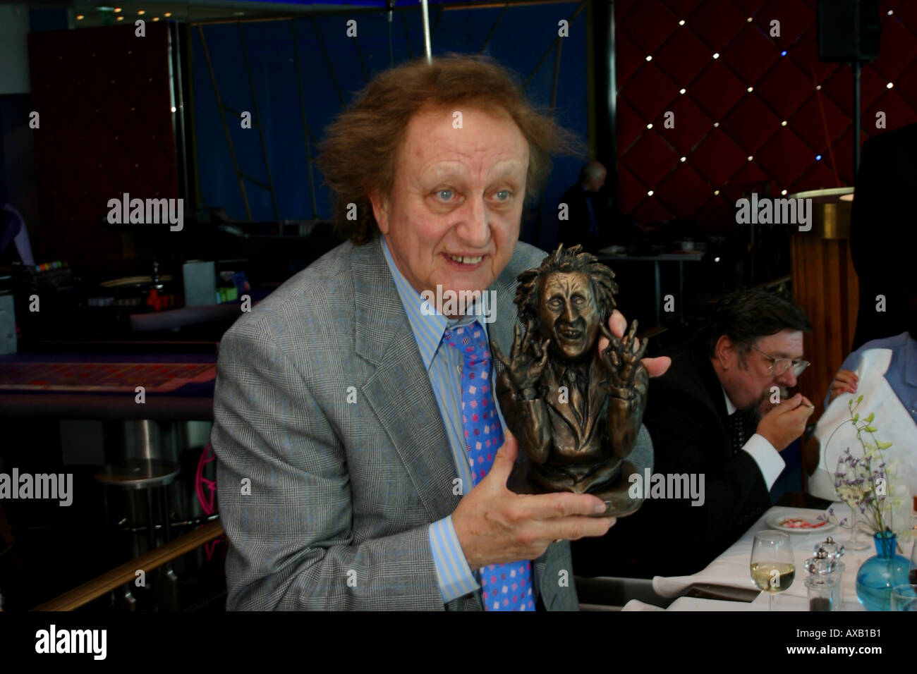 Ken Dodd reçoit un prix de la ville de Liverpool Banque D'Images