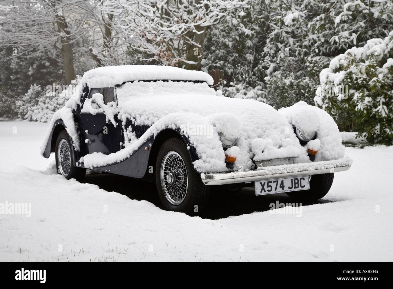 Morgan Sports Car recouvert de neige Banque D'Images