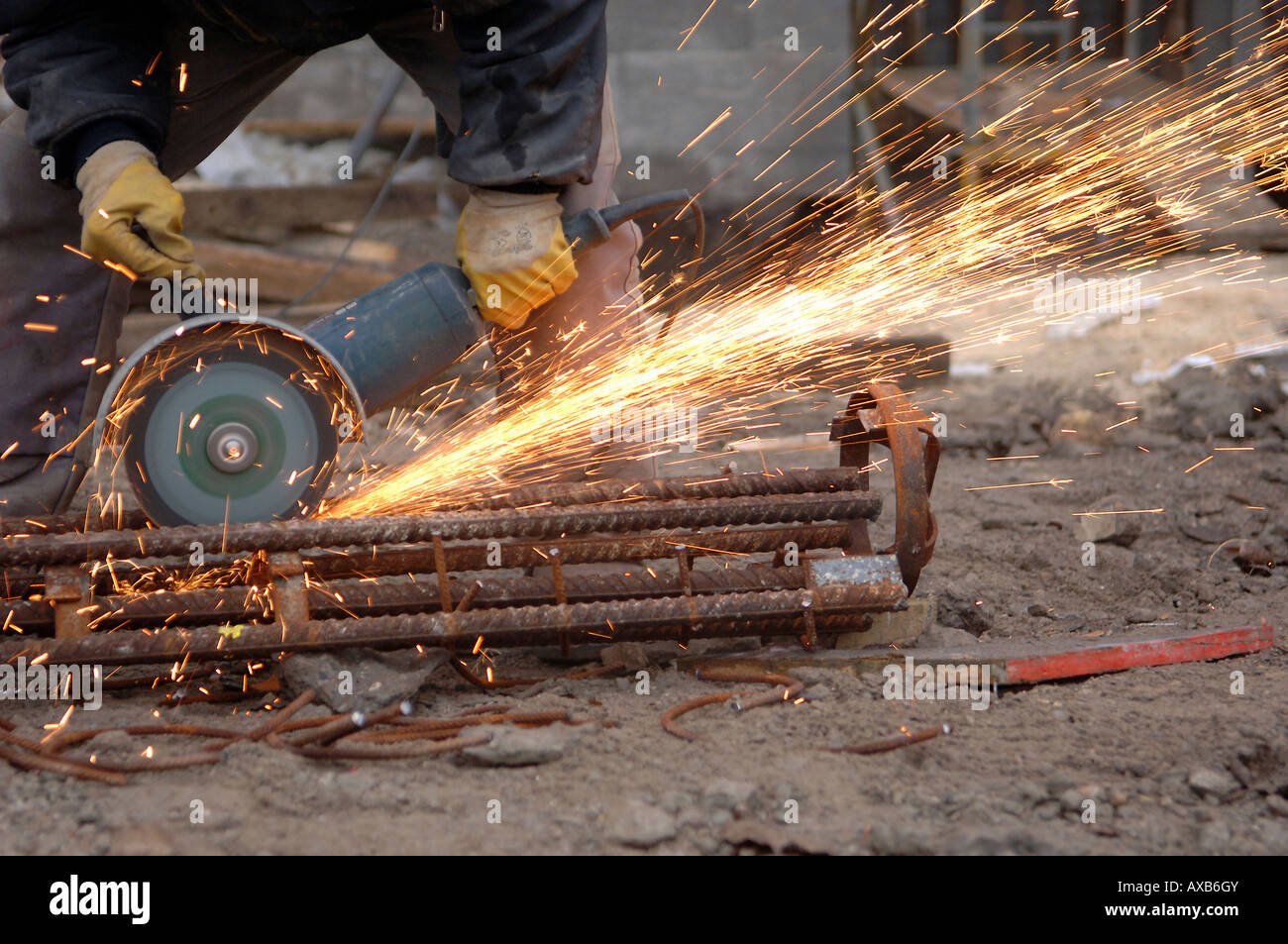 Construction Worker couper le métal avec une scie circulaire Photo Stock -  Alamy