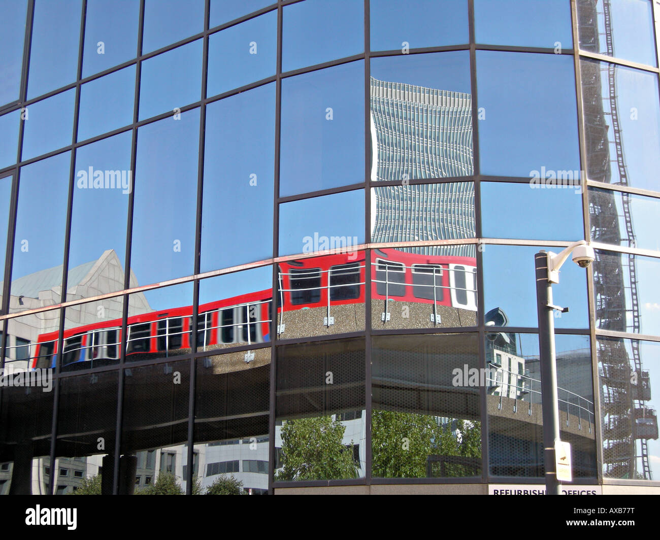 UK Nouveau bureau l'évolution de Canary Wharf à l'Est de Londres avec le DLR train passé Photo Julio Etchart Banque D'Images