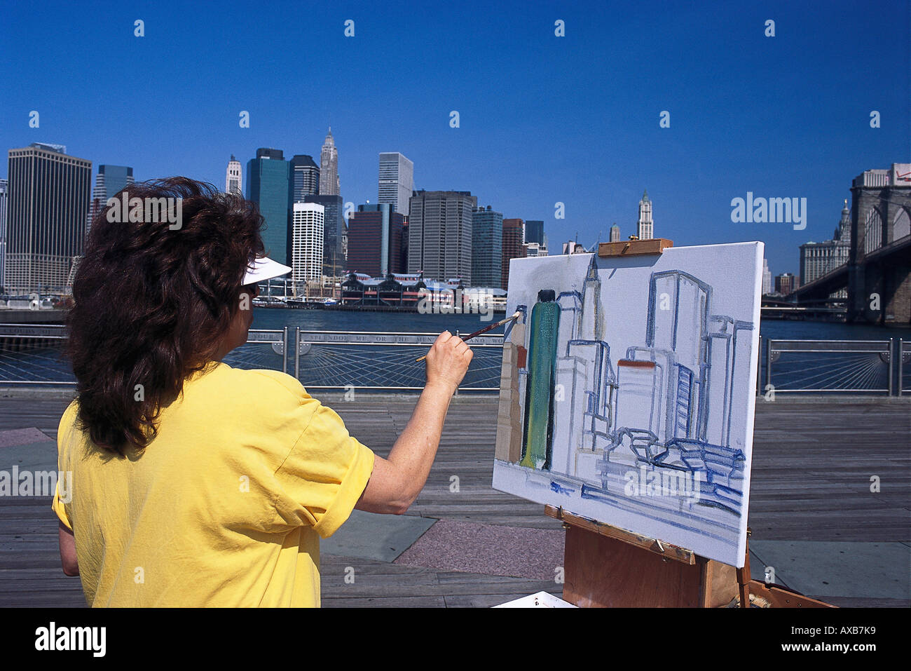 Femme sur le pont de Brooklyn peinture d'immeubles de grande hauteur, Manhattan, New York, USA, Amérique Latine Banque D'Images