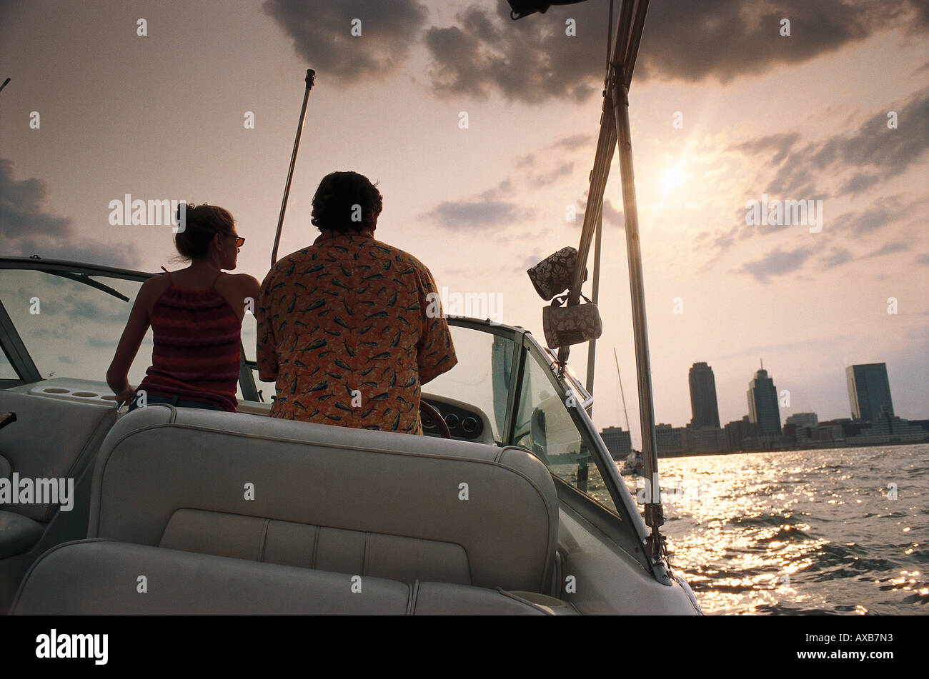 Couple dans un bateau sur l'Hudson au coucher du soleil, Manhattan, New York, USA, Amérique Latine Banque D'Images