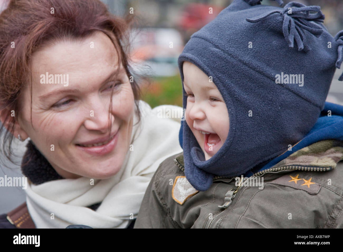 Middle aged Woman holding an 1 fois smiling boy Banque D'Images