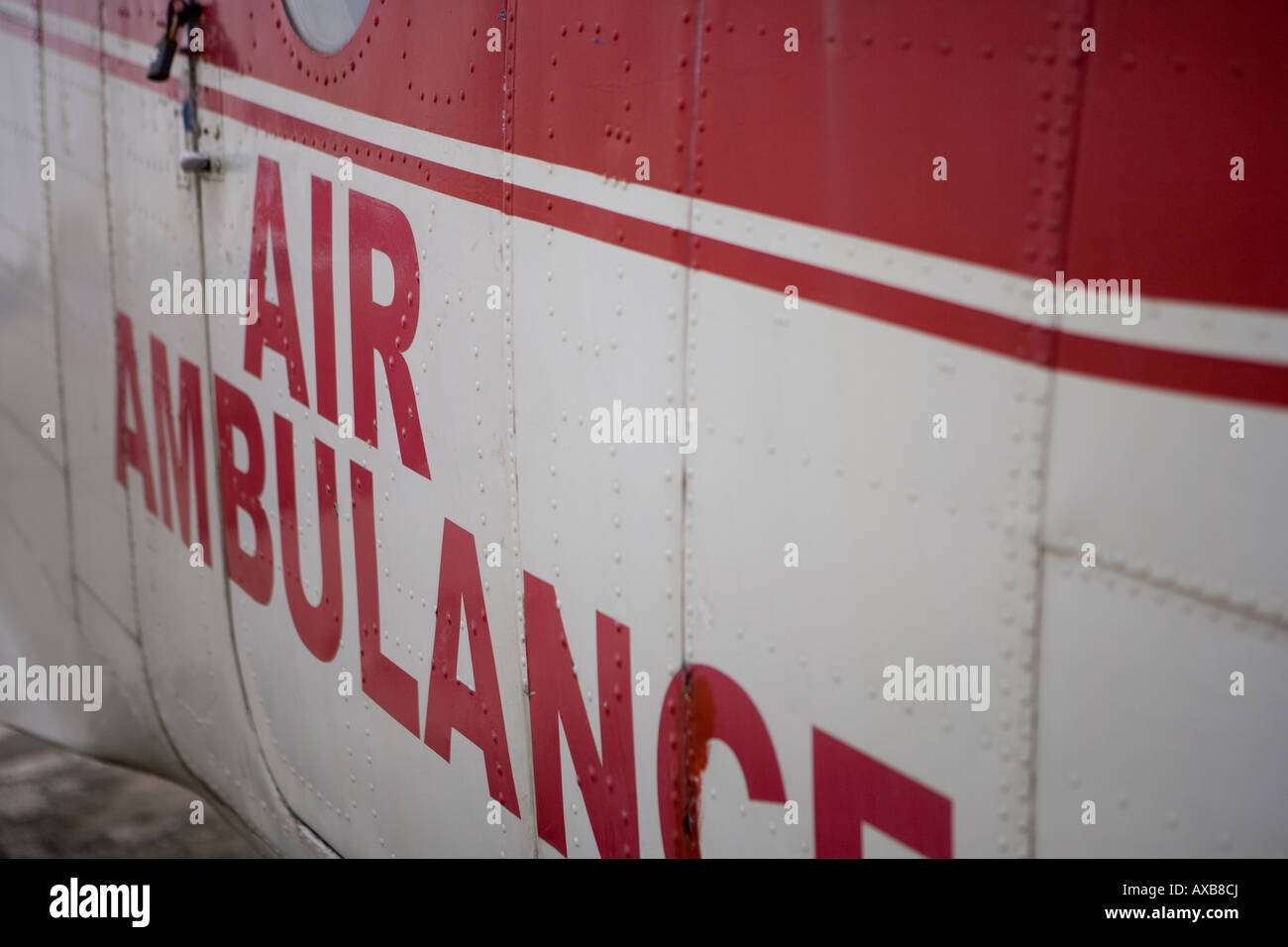 Détail d'un fuselage de l'avion sur lequel est écrit AIR AMBULANCE Banque D'Images