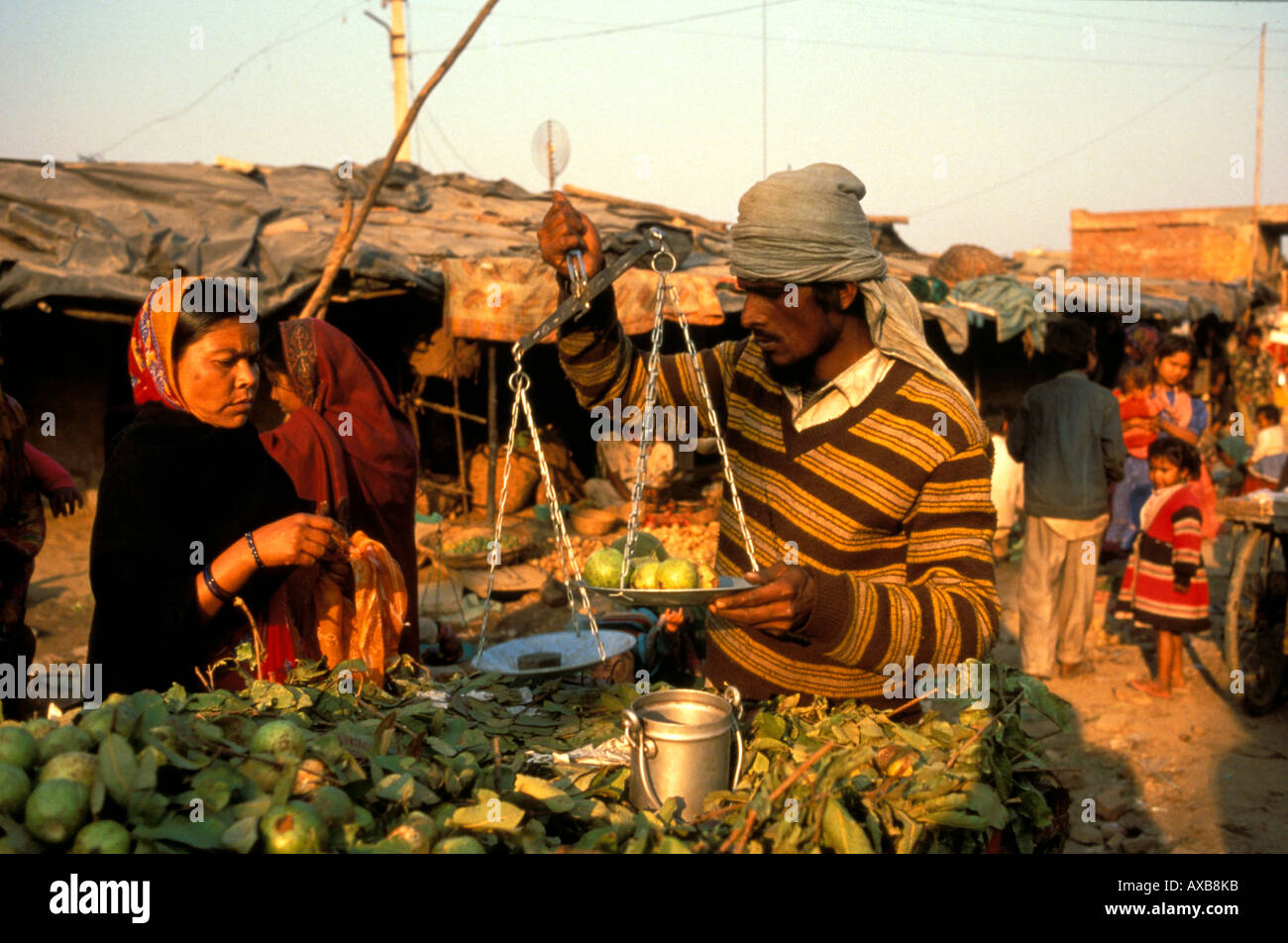 Les gens au marché à un bidonville, New Delhi, Inde, Asie Banque D'Images