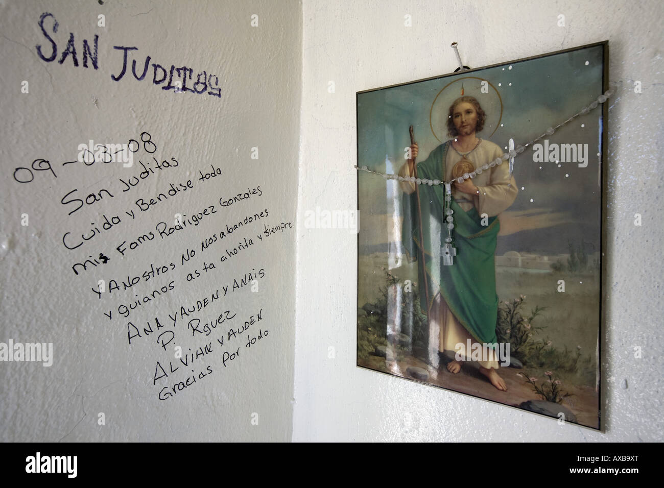 Ojinaga Mexique Route chapelle votive près de l'Etat de Chihuahua, Ojinaga dédié à San Judas Tadeo de Banque D'Images Ojinaga Mexique Route chapelle votive près de l'Etat de Chihuahua, Ojinaga dédié à San Judas Tadeo de Banque D'Images