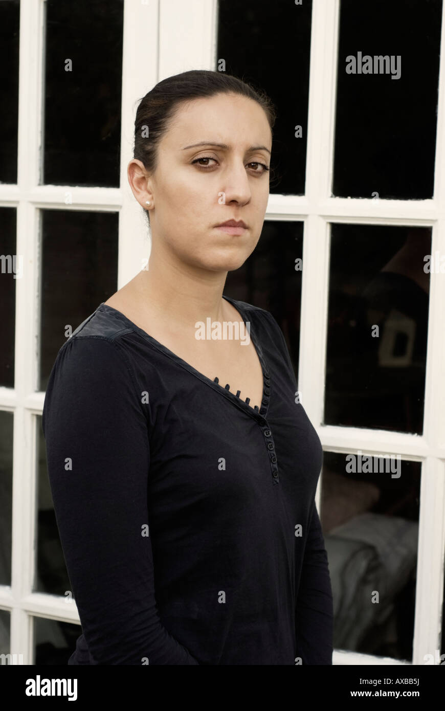 Portrait d'une femme latine vêtu de noir Banque D'Images