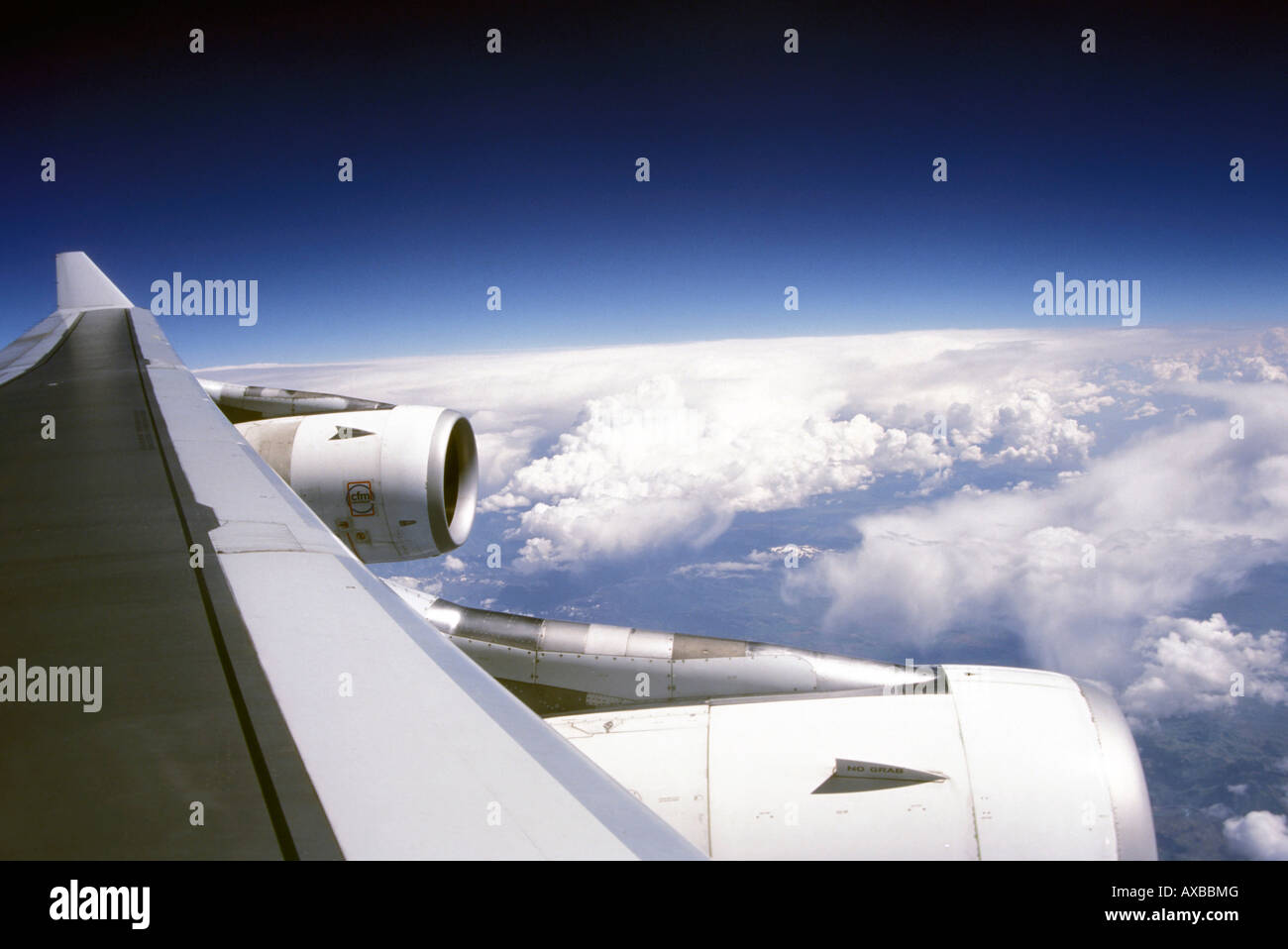 Voir l'aile d'avion à réaction de l'avion grâce à window Banque D'Images