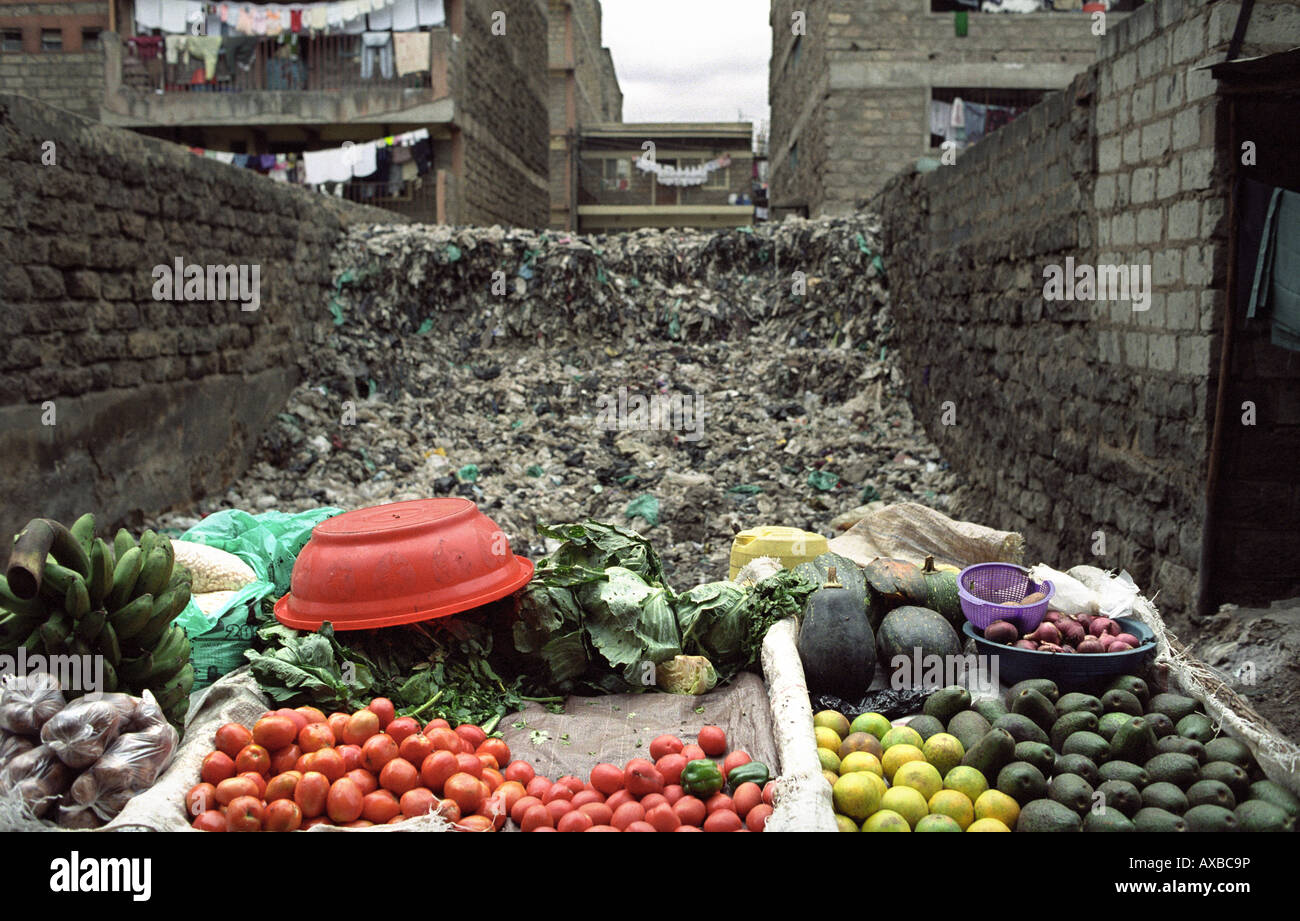 Un petit kiosque de légumes près d'un dépotoir à Kibera, le plus grand en Afrique - Nairobi, Kenya Banque D'Images