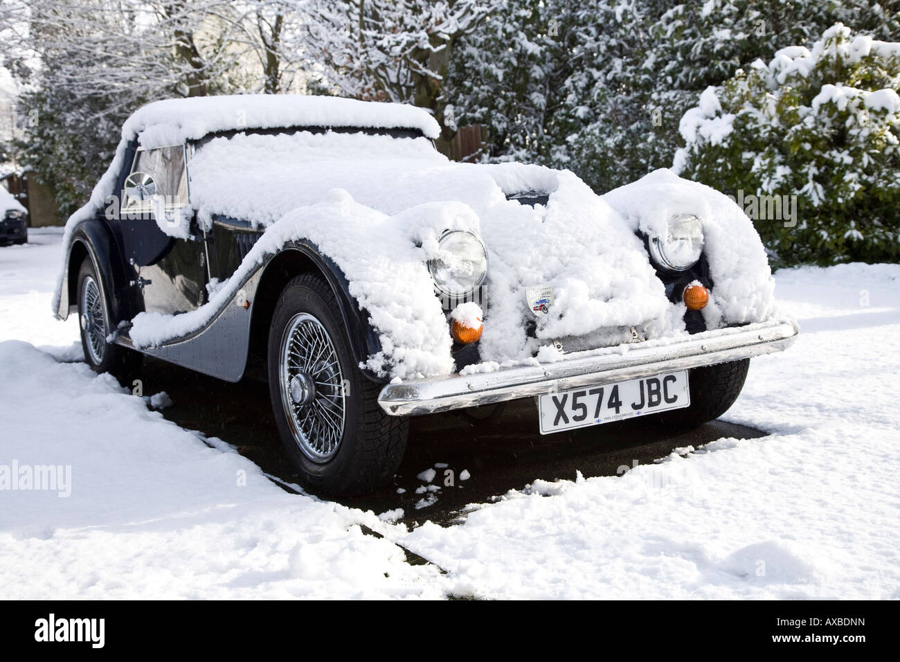 Morgan Sports Car recouvert de neige Banque D'Images