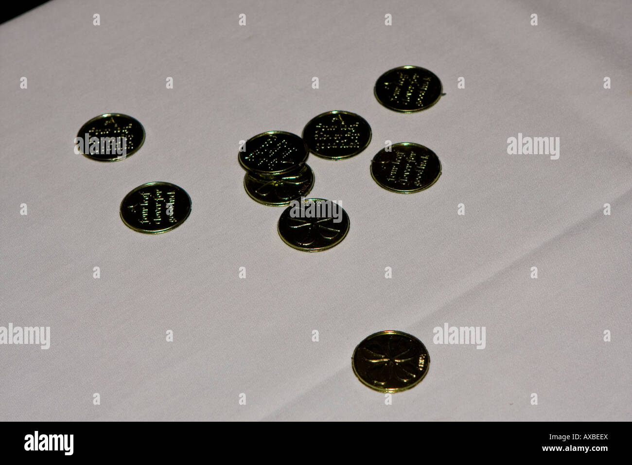 Plusieurs Jetons de couleur or sur une table Banque D'Images