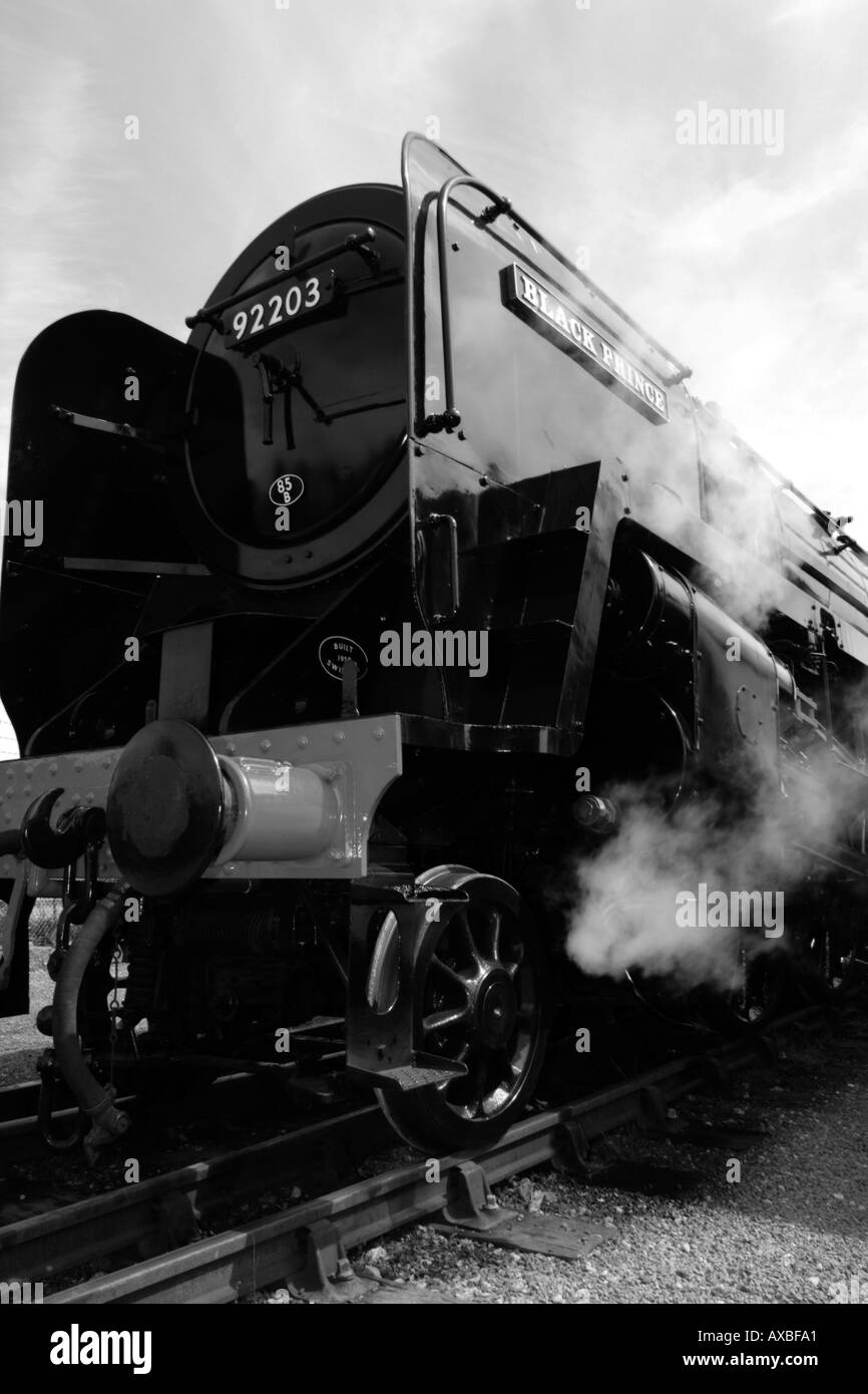 La fumée de charbon train à vapeur pression déplacer la roue de transport billet d'ancienne mode trainspotter prince noir Banque D'Images
