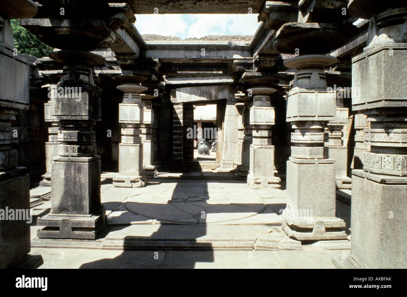 Hanamkondra (Inde) ruiné mandapa pilier intérieur. Banque D'Images
