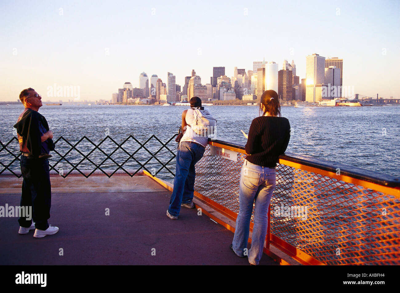 Les passagers à Staten Island Ferry, le centre-ville de Manhattan New York, USA Banque D'Images