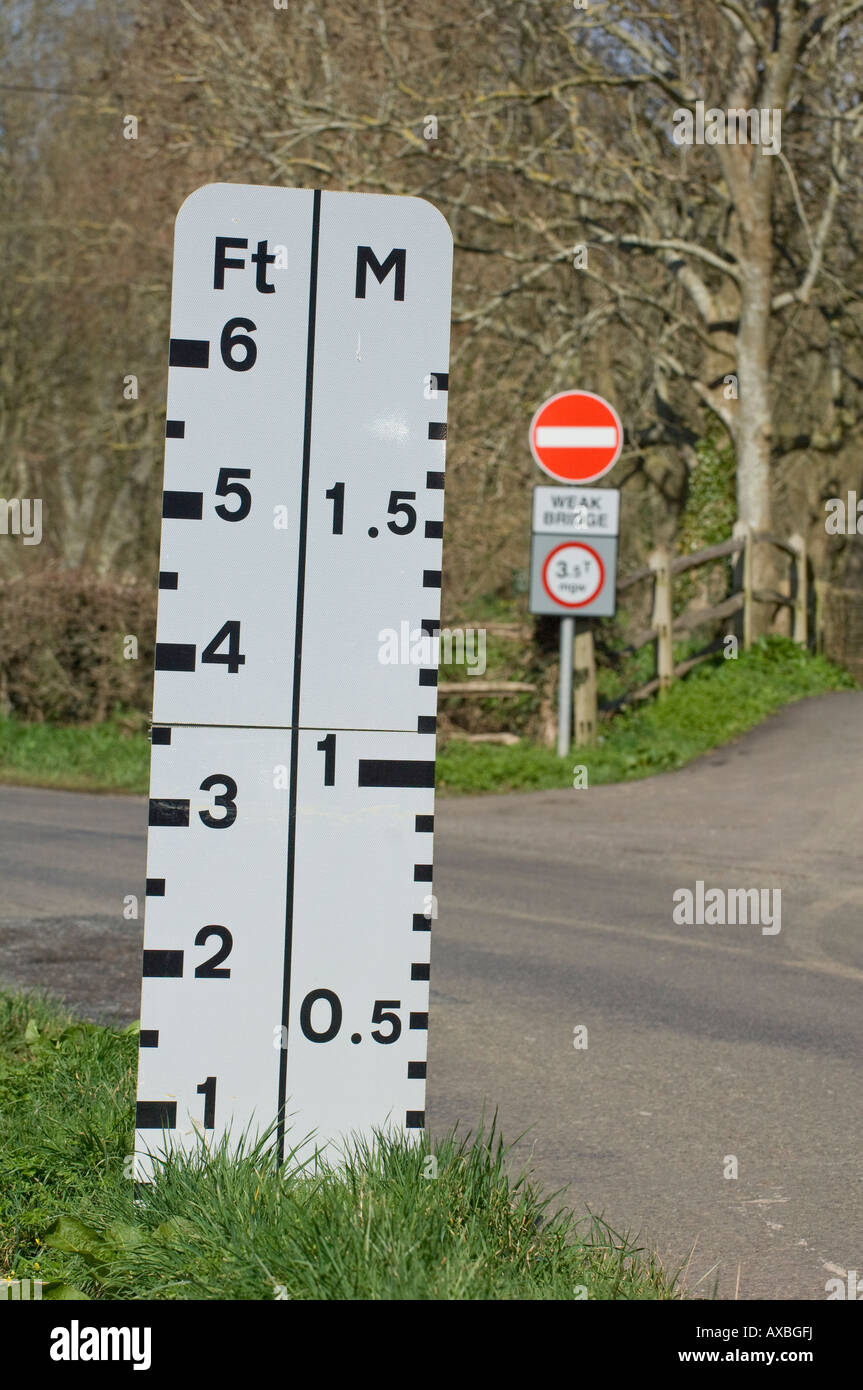 Faible Pont signe de route, sur un chemin de campagne du Sussex. Photo par Jim Holden. Banque D'Images
