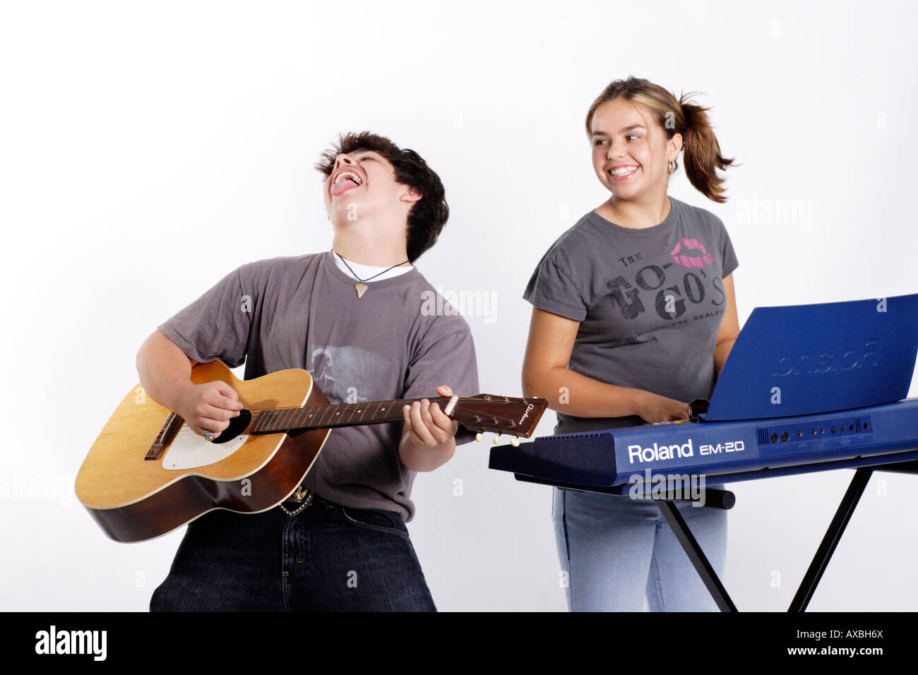 Stock photo de deux adolescents jouant de la musique Banque D'Images