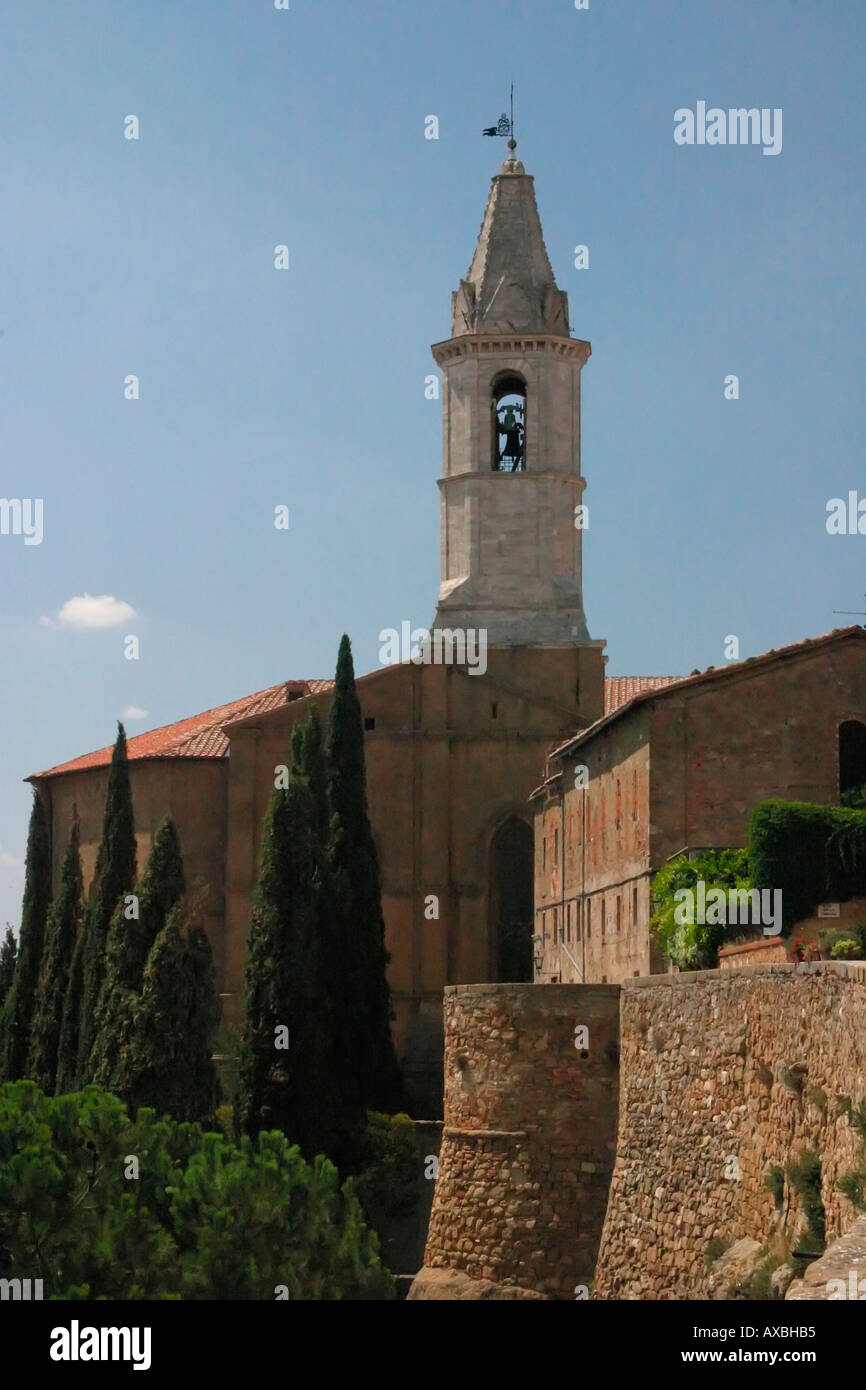 Les murailles de la ville et le clocher de l'église camanile Montepulciano Toscane Italie Banque D'Images