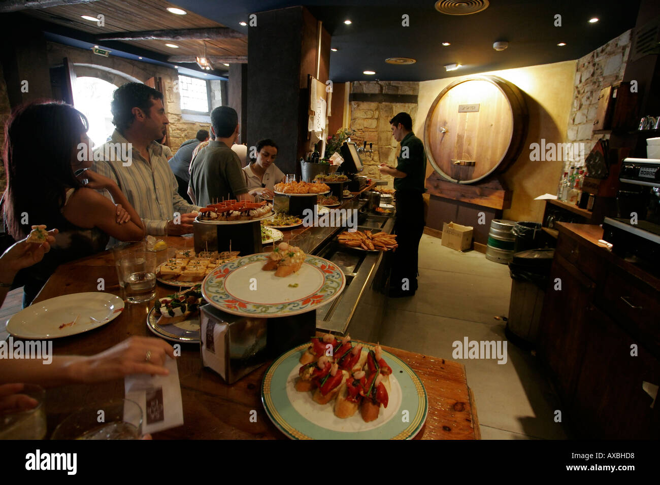 Espagne Barcelone bar tapas typiques dans la région de Ribera Bodega desservant de petits pichitos bar à vin Banque D'Images