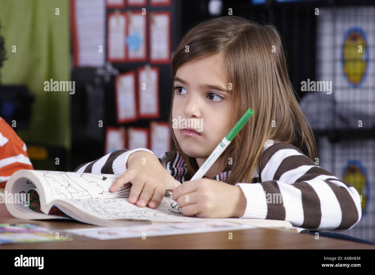 Photographie d'un jeune fille en classe de dessin et de coloriage Banque D'Images
