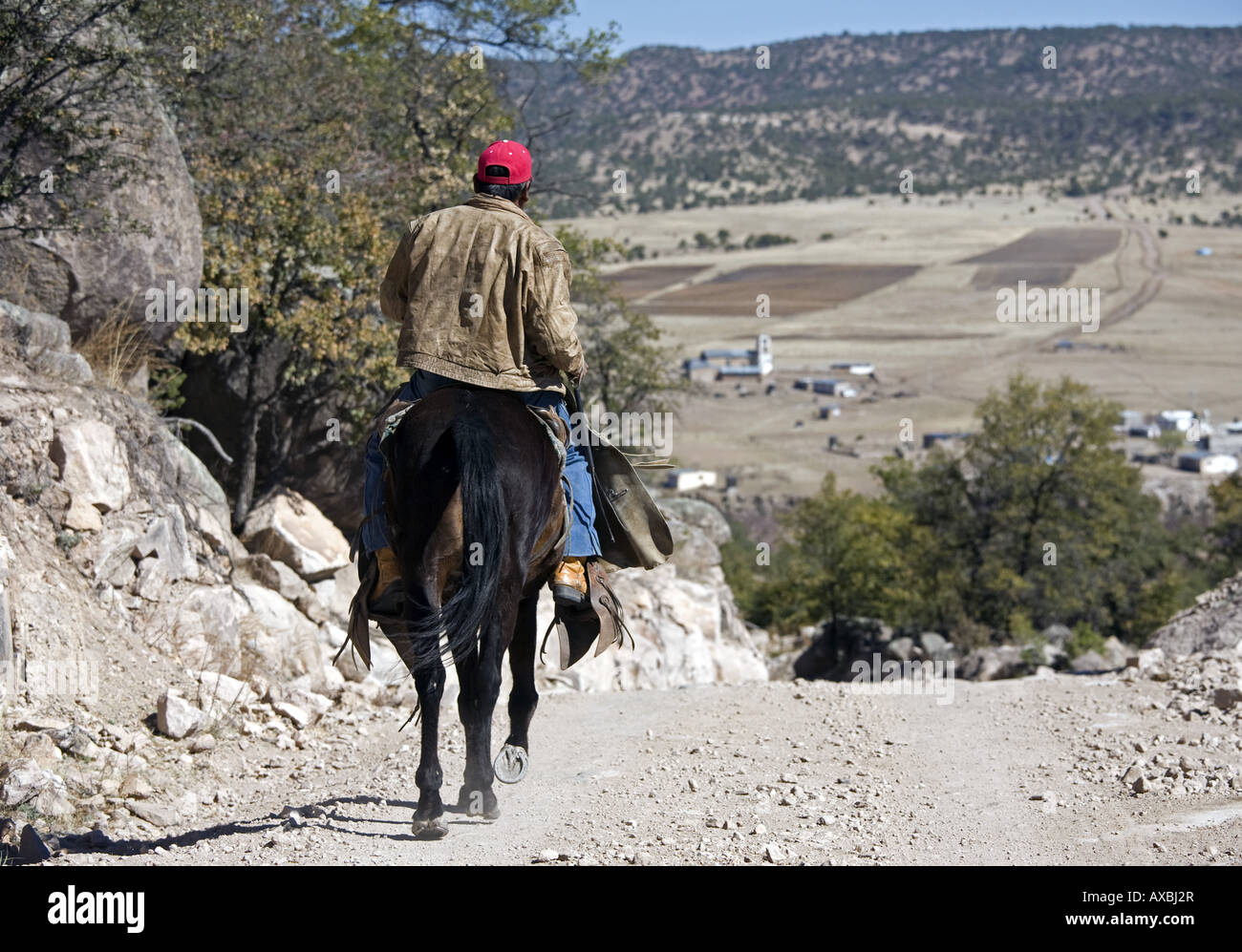 Carichi Mexique Cowboy sur une route rurale près de Carichi dans l'État de Chihuahua Banque D'Images