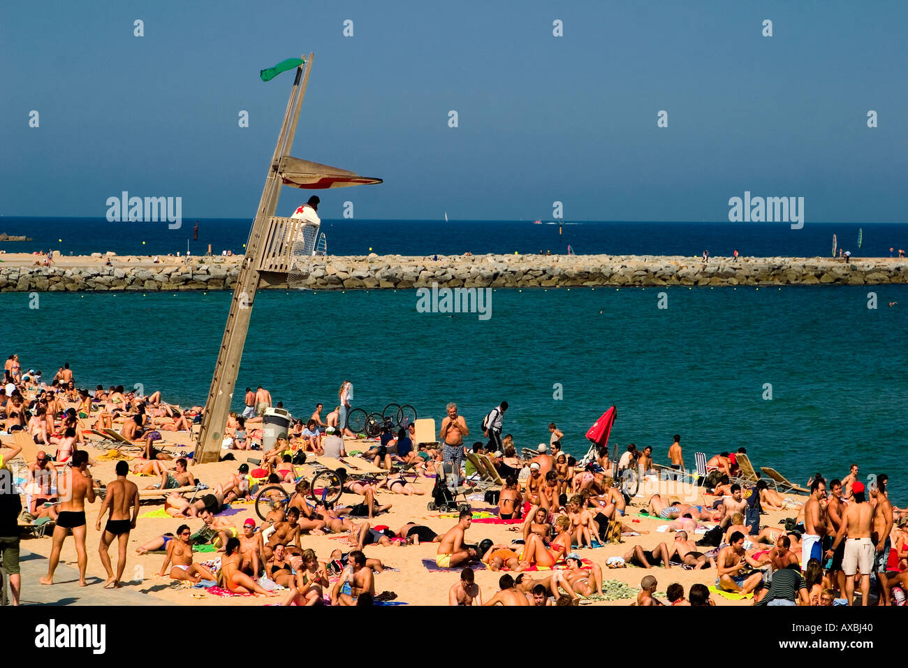 Espagne Barcelone plage Platja de la Barceloneta baywatch tower personnes plage bondée Banque D'Images