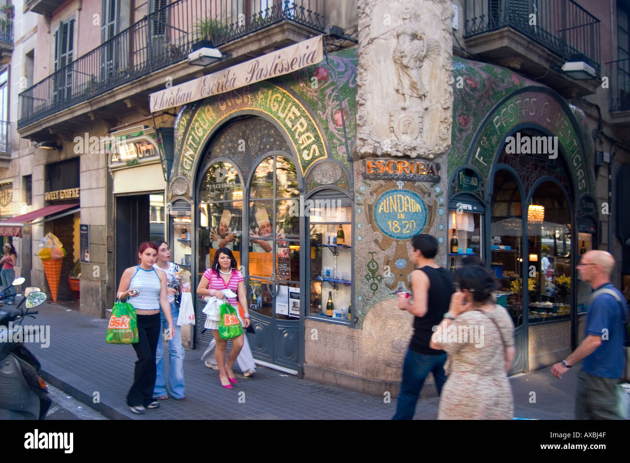 Espagne Barcelone Las Ramblas la façade Art nouveau Patisserie personnes Banque D'Images