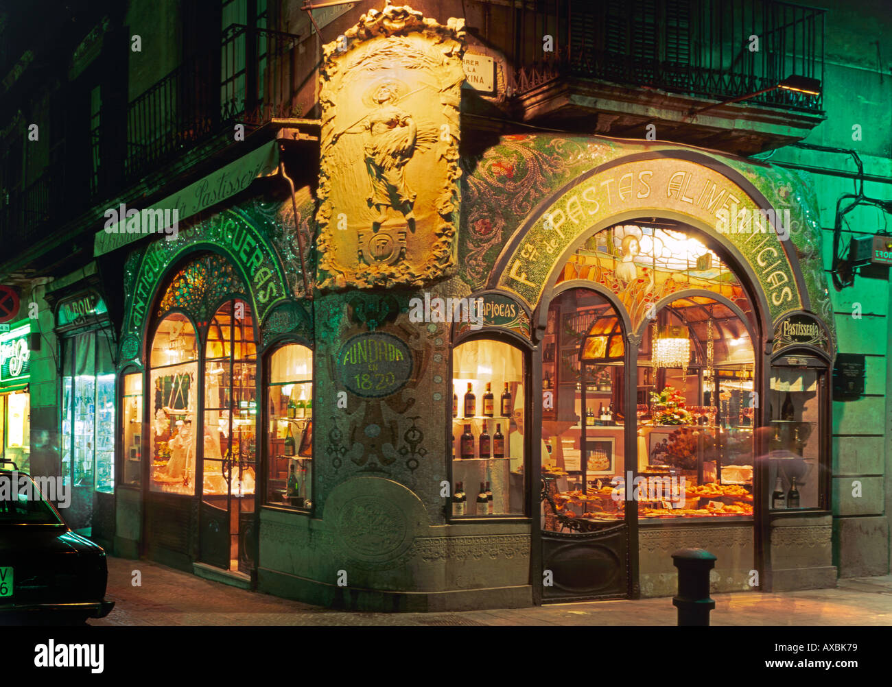 Espagne Barcelone Las Ramblas Partisserie la façade Art nouveau illuminée la nuit Banque D'Images