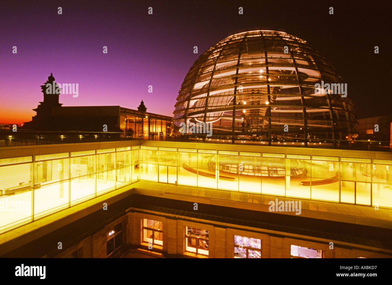 Terrasse sur le toit du Reichstag Berlin dome par Norman Forster twilight Banque D'Images