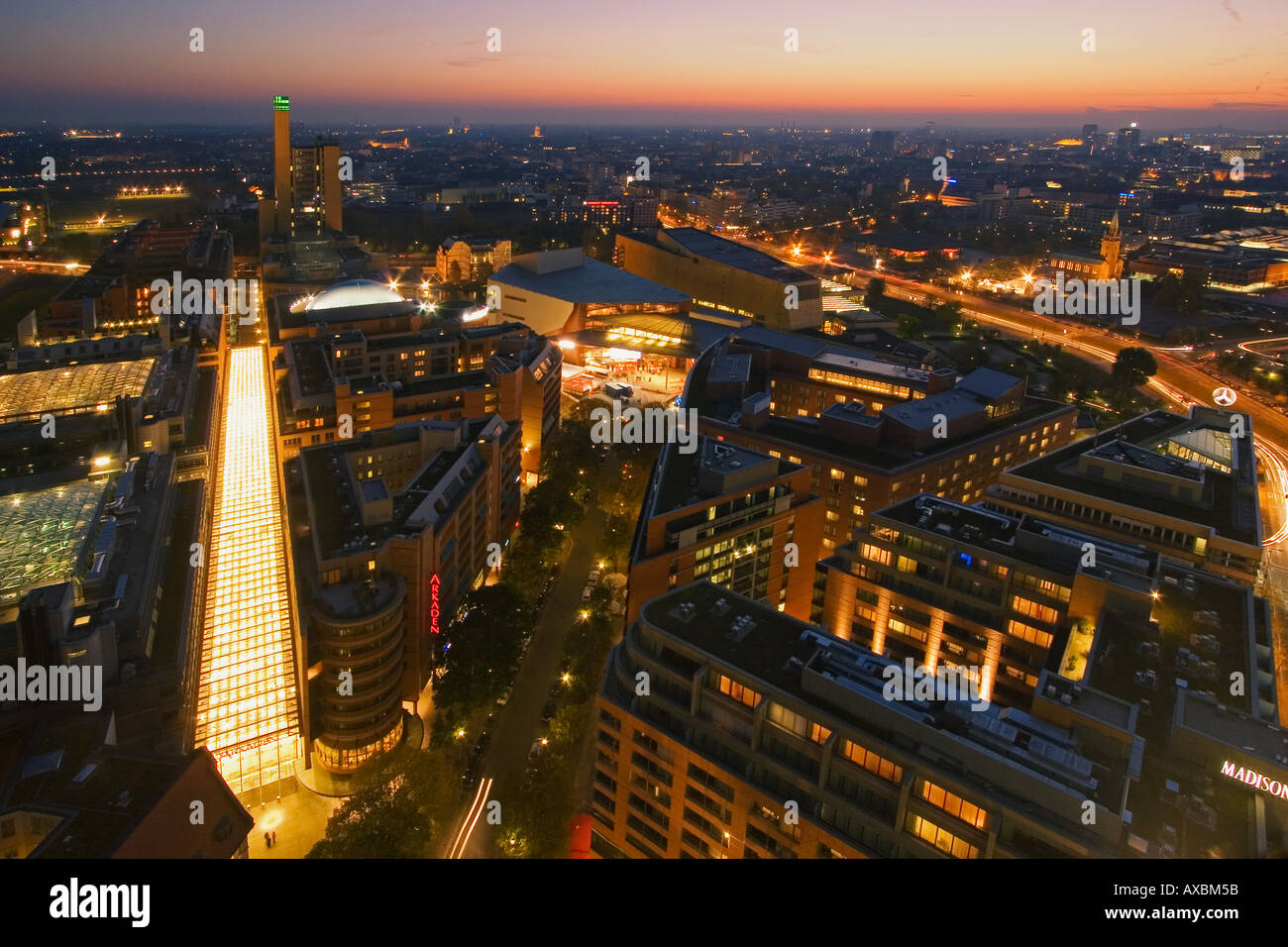 Berlin Potsdamer Platz vue aérienne sur la place Marlene Dietrich skyline twilight théâtre musical Banque D'Images