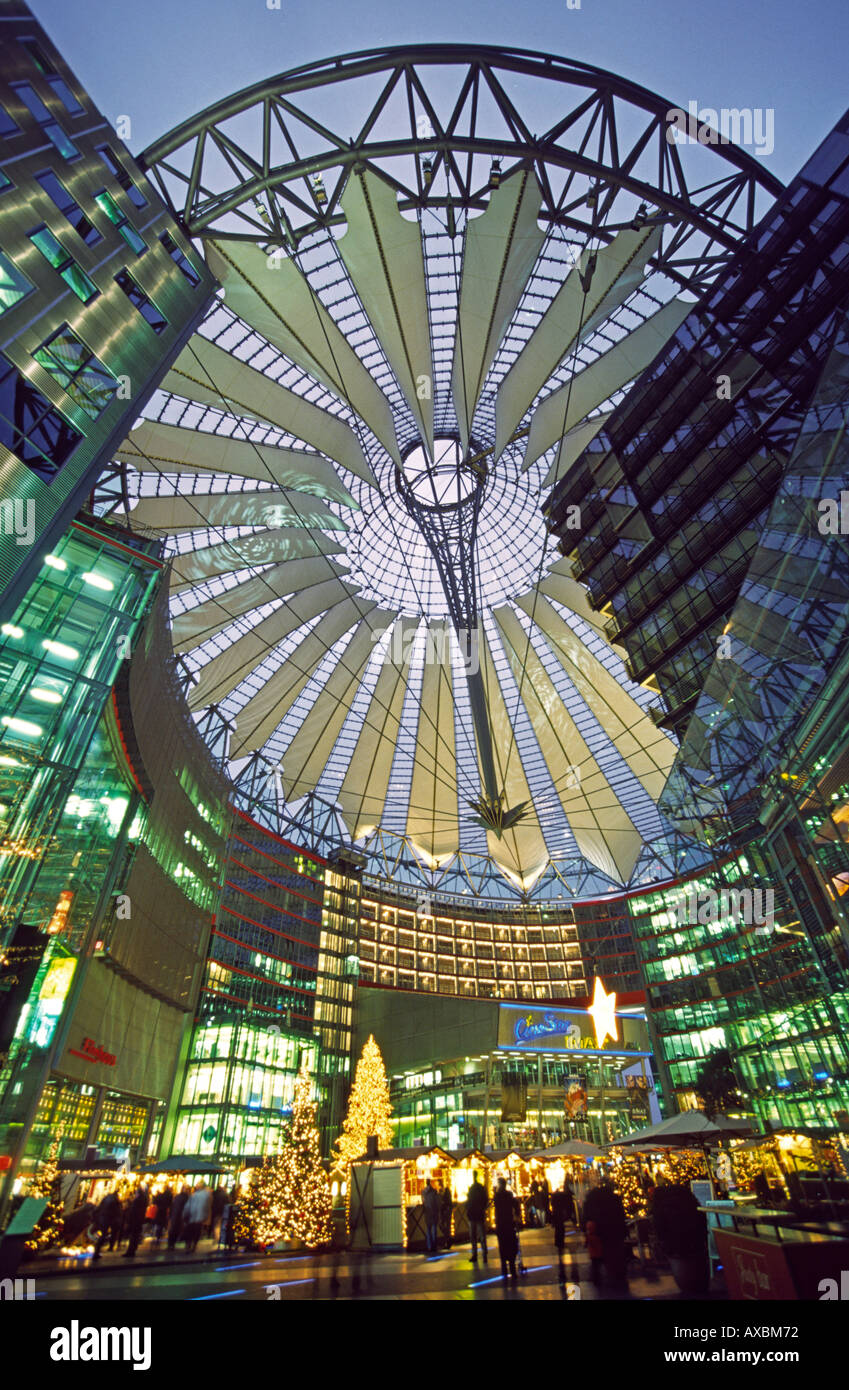 Berlin Potsdamer Platz Sony Center nouveau forum atrium couvert par une immense coupole arch architecture par Helmut Jahn Murphy Chicago daw Banque D'Images