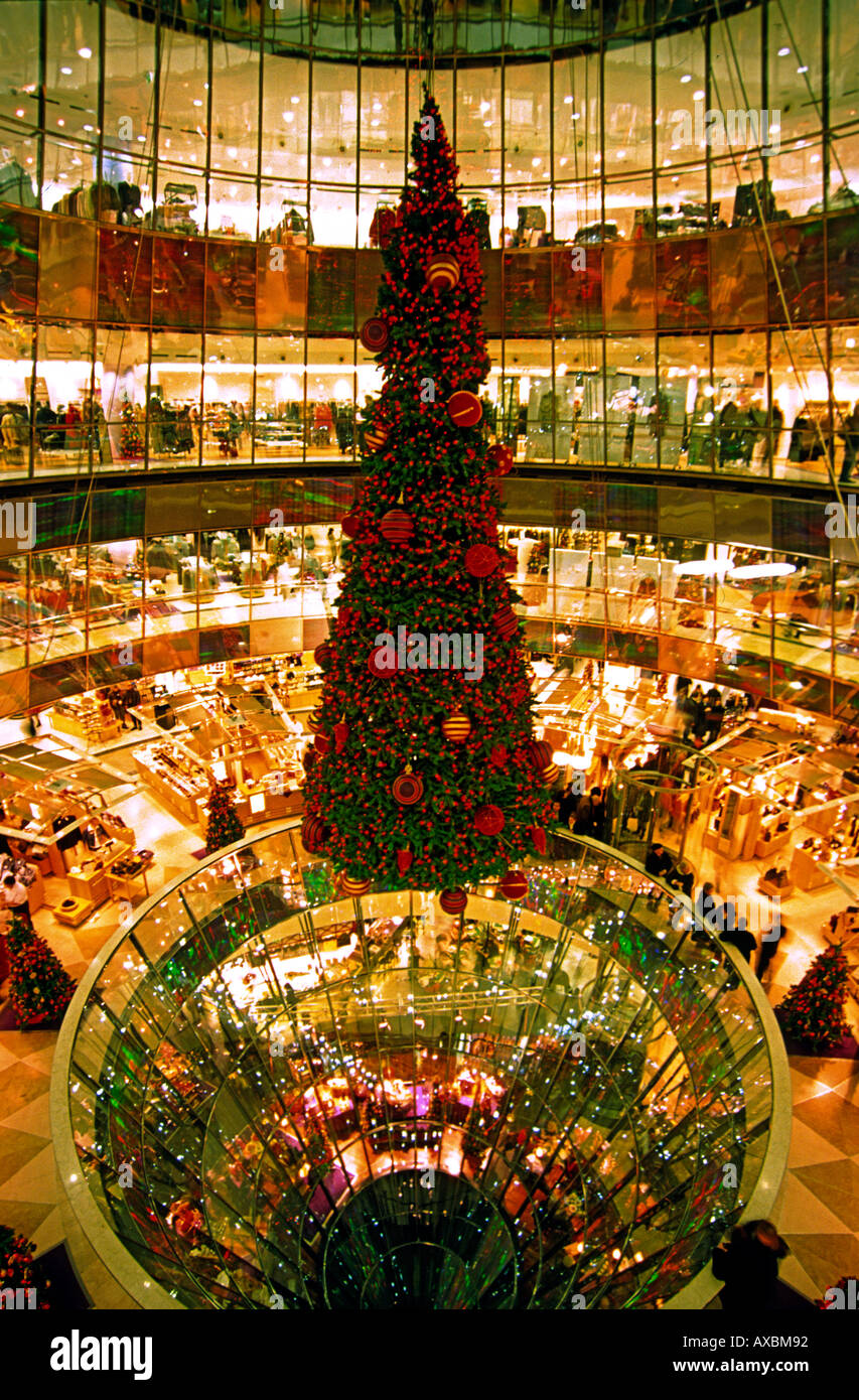 Berlin mitte friedrichsstreet galerie lafayette luxueuses de l'arbre de Noël de la mode et de l'entrepôt spécial alimentaire pis architecture Banque D'Images